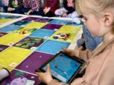 W dniach 20-24 października w naszej szkole świętowaliśmy Europejski Tydzień Kodowania, czyli czas, w którym nauka programowania staje się prawdziwą przygodą! 🚀  Uczniowie z zaangażowaniem brali udział w różnorodnych aktywnościach, rozwijających logiczne myślenie, spostrzegawczość i umiejętność współpracy. Kodowali z wykorzystaniem Photona, tworząc sekwencje ruchów i poleceń. Za pomocą darów jesieni uczyli się kodować i rozkodowywać informacje, odkrywając, że kodowanie może mieć wiele kreatywnych form. 🍂  Nie zabrakło też dyktand graficznych, podczas których każdy krok prowadził do odkrycia ukrytego obrazu, oraz kolorowanek kodowanych, gdzie liczby i symbole zamieniały się w barwne rysunki. 🎨  To był tydzień pełen zabawy, współpracy i odkrywania, że kodowanie to język przyszłości, który może być świetną zabawą już od najmłodszych lat! 🤖❤️