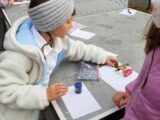 W dniach 20-24 października w naszej szkole świętowaliśmy Europejski Tydzień Kodowania, czyli czas, w którym nauka programowania staje się prawdziwą przygodą! 🚀  Uczniowie z zaangażowaniem brali udział w różnorodnych aktywnościach, rozwijających logiczne myślenie, spostrzegawczość i umiejętność współpracy. Kodowali z wykorzystaniem Photona, tworząc sekwencje ruchów i poleceń. Za pomocą darów jesieni uczyli się kodować i rozkodowywać informacje, odkrywając, że kodowanie może mieć wiele kreatywnych form. 🍂  Nie zabrakło też dyktand graficznych, podczas których każdy krok prowadził do odkrycia ukrytego obrazu, oraz kolorowanek kodowanych, gdzie liczby i symbole zamieniały się w barwne rysunki. 🎨  To był tydzień pełen zabawy, współpracy i odkrywania, że kodowanie to język przyszłości, który może być świetną zabawą już od najmłodszych lat! 🤖❤️