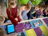 W dniach 20-24 października w naszej szkole świętowaliśmy Europejski Tydzień Kodowania, czyli czas, w którym nauka programowania staje się prawdziwą przygodą! 🚀  Uczniowie z zaangażowaniem brali udział w różnorodnych aktywnościach, rozwijających logiczne myślenie, spostrzegawczość i umiejętność współpracy. Kodowali z wykorzystaniem Photona, tworząc sekwencje ruchów i poleceń. Za pomocą darów jesieni uczyli się kodować i rozkodowywać informacje, odkrywając, że kodowanie może mieć wiele kreatywnych form. 🍂  Nie zabrakło też dyktand graficznych, podczas których każdy krok prowadził do odkrycia ukrytego obrazu, oraz kolorowanek kodowanych, gdzie liczby i symbole zamieniały się w barwne rysunki. 🎨  To był tydzień pełen zabawy, współpracy i odkrywania, że kodowanie to język przyszłości, który może być świetną zabawą już od najmłodszych lat! 🤖❤️