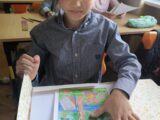 W dniach 20-24 października w naszej szkole świętowaliśmy Europejski Tydzień Kodowania, czyli czas, w którym nauka programowania staje się prawdziwą przygodą! 🚀  Uczniowie z zaangażowaniem brali udział w różnorodnych aktywnościach, rozwijających logiczne myślenie, spostrzegawczość i umiejętność współpracy. Kodowali z wykorzystaniem Photona, tworząc sekwencje ruchów i poleceń. Za pomocą darów jesieni uczyli się kodować i rozkodowywać informacje, odkrywając, że kodowanie może mieć wiele kreatywnych form. 🍂  Nie zabrakło też dyktand graficznych, podczas których każdy krok prowadził do odkrycia ukrytego obrazu, oraz kolorowanek kodowanych, gdzie liczby i symbole zamieniały się w barwne rysunki. 🎨  To był tydzień pełen zabawy, współpracy i odkrywania, że kodowanie to język przyszłości, który może być świetną zabawą już od najmłodszych lat! 🤖❤️