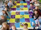 W dniach 20-24 października w naszej szkole świętowaliśmy Europejski Tydzień Kodowania, czyli czas, w którym nauka programowania staje się prawdziwą przygodą! 🚀  Uczniowie z zaangażowaniem brali udział w różnorodnych aktywnościach, rozwijających logiczne myślenie, spostrzegawczość i umiejętność współpracy. Kodowali z wykorzystaniem Photona, tworząc sekwencje ruchów i poleceń. Za pomocą darów jesieni uczyli się kodować i rozkodowywać informacje, odkrywając, że kodowanie może mieć wiele kreatywnych form. 🍂  Nie zabrakło też dyktand graficznych, podczas których każdy krok prowadził do odkrycia ukrytego obrazu, oraz kolorowanek kodowanych, gdzie liczby i symbole zamieniały się w barwne rysunki. 🎨  To był tydzień pełen zabawy, współpracy i odkrywania, że kodowanie to język przyszłości, który może być świetną zabawą już od najmłodszych lat! 🤖❤️